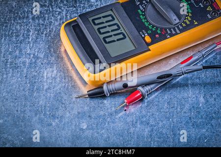 Digitale Stromzange des elektrischen Prüfgeräts auf metallischem Hintergrund Stockfoto