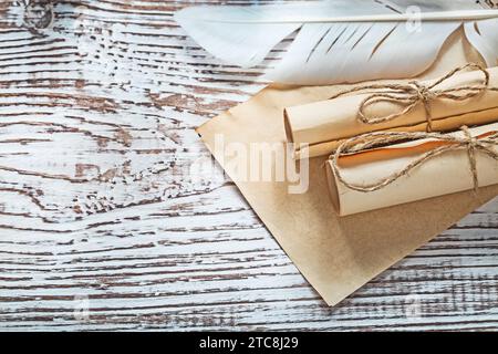 Altes leeres Blatt mit schnurgebundenem Papier Rollen Feder auf Vintage Holzbrett Stockfoto