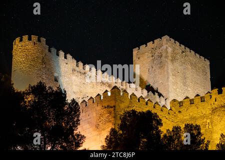 Seitenansicht der Burg Almansa, Albacete, Castilla La Mancha, Spanien, bei Nacht mit Sternenhimmel Stockfoto