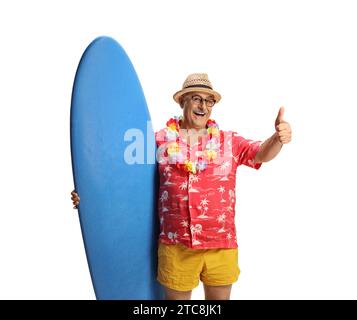 Reifer männlicher Tourist, der ein Surfbrett hält und Daumen nach oben bewegt, isoliert auf weißem Hintergrund Stockfoto