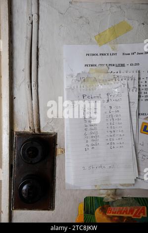 Die Benzinpreise wurden auf Notizpapier an einer alten unabhängigen Tankstelle in Turnastone, Herefordshire, Großbritannien, berechnet Stockfoto