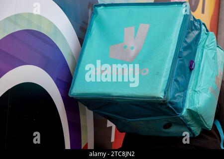 Deliveroo Food Delivery Rider / Fahrradkurier in Mayfair am 29. November 2023 in Birmingham, Großbritannien. Sie fungiert als Vermittler zwischen unabhängigen Lebensmittelgeschäften und Kunden, wobei Tausende von Fahrradkurieren Lebensmittel per Fahrrad und anderen Transportmitteln liefern. Gig-Arbeitnehmer sind unabhängige Auftragnehmer, Online-Plattform-Mitarbeiter, Vertragsarbeiter, Bereitschaftsarbeiter und Leiharbeiter. Gig-Arbeitnehmer schließen förmliche Vereinbarungen mit On-Demand-Unternehmen über die Erbringung von Dienstleistungen für die Kunden des Unternehmens. Stockfoto