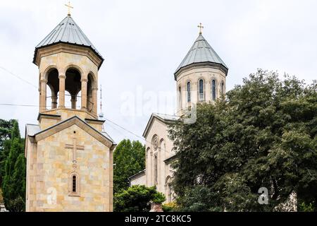 Reisen Sie nach Georgien - Türme der Kaschveti-Kirche St. Georg Georgisch-orthodoxe Kirche an der Rustaveli-Avenue in Tiflis Stadt an bewölktem Herbsttag Stockfoto