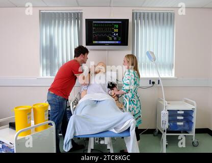 Medizinstudenten studieren mit einer Dummy an der University of Bath, Großbritannien. Stockfoto