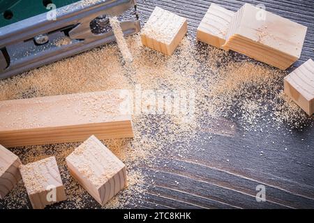 Elektrische Stichsäge Sägemehl und Holzziegel auf Vintage Holzbrettbaukonzept Stockfoto