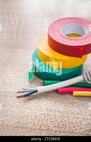 Elektrische Wellrohrkabel Rollen von Isolierbändern Elektrizitätskonzept Stockfoto