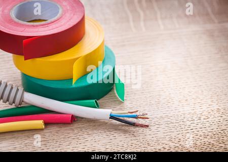 Elektrische Wellrohrkabel Rollen von Isolierbändern Elektrizitätskonzept Stockfoto