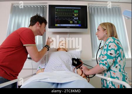 Medizinstudenten studieren mit einer Dummy an der University of Bath, Großbritannien. Stockfoto