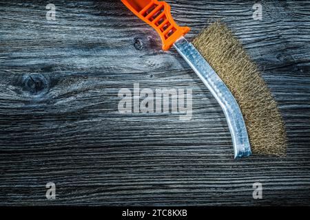 Handdrahtbürste auf Vintage-Holzbrett Stockfoto