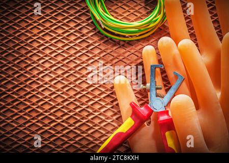 Isolierabisolierer Elektrodraht-Handschuhe auf dielektrischer Matte Stockfoto