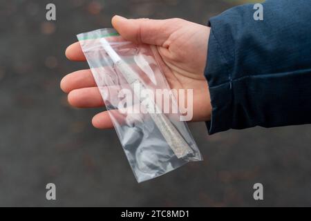 Rotterdam, Niederlande - 5. Dezember 2023: Ein Mann hält einen Cannabis Joint in der Hand *** ein Mann hält einen Cannabis Joint in der Hand Credit: Imago/Alamy Live News Stockfoto