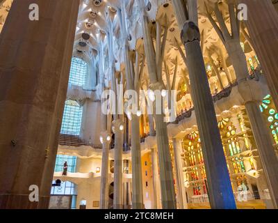 Licht durchströmt die Buntglasfenster der Basilika de la Sagrada Familia, entworfen von Antoni Gaudí und Stockfoto