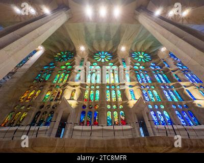 Licht durchströmt die Buntglasfenster der Basilika de la Sagrada Familia, entworfen von Antoni Gaudí und Stockfoto