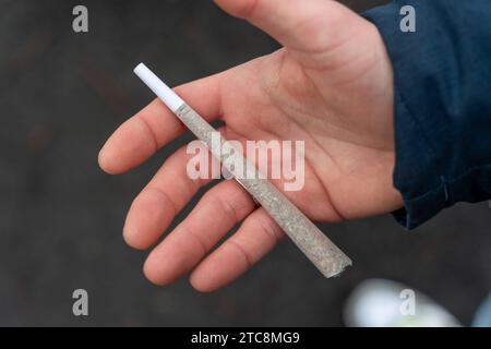 Rotterdam, Niederlande - 5. Dezember 2023: Ein Mann hält einen Cannabis Joint in der Hand *** ein Mann hält einen Cannabis Joint in der Hand Credit: Imago/Alamy Live News Stockfoto