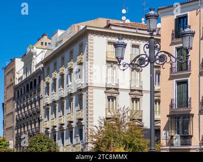 Alte historische Gebäude rund um die Plaza de Isabel II in der Innenstadt von Madrid in der Nähe der Madrider Oper. Stockfoto