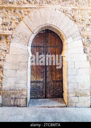 Alte hölzerne Hufeisen- oder maurische Bogengänge im historischen Spanien Stockfoto