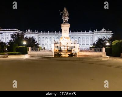 Jardines de Lepanto und in der Nähe des historischen Königspalastes in Madrid, Spanien bei Nacht Stockfoto