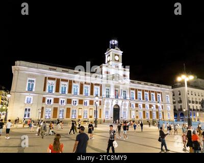 Madrid, Spanien - 29. August 2023: Die historische Casa de Correos oder das königliche Postamt in Puerta del Sol in Madrid bei Nacht. Stockfoto