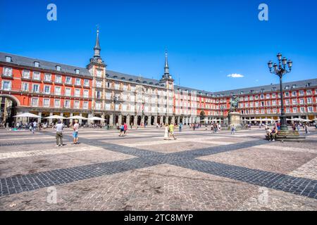 Madrid, Spanien - 28. August 2023: Die historische Plaza Mayor in Madrid ist eine der beliebtesten Touristenattraktionen in Spanien. Der Platz diente als Marktplatz Stockfoto