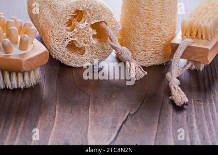 Kleines Scheuerset auf Vintage-Holzbrett Stockfoto