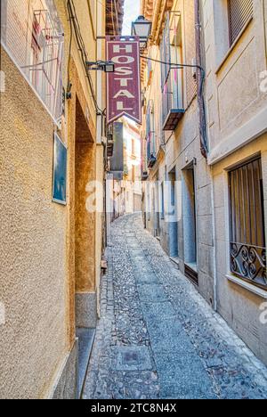 Eine alte enge Straße im historischen Toledo, Spanien Stockfoto