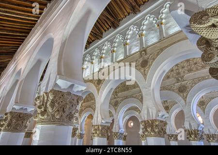 Wunderschöne alte maurische oder hufeisenförmige Bögen in der Synagoge Santa María la Blanca. Es wird angenommen, dass es sich um das Gebäude handelt Stockfoto