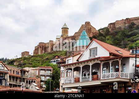 Tiflis, Georgien - 22. September 2023: Blick auf Zierhäuser im Stadtteil Metekhi und die alte Festung Narikala in Tiflis Stadt auf der bewölkten Herbstzeit Stockfoto