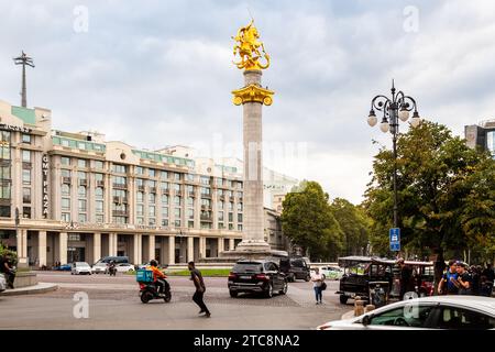 Tiflis, Georgien - 22. September 2023: Blick auf den Freiheitsplatz im Zentrum der Stadt Tiflis mit dem Freiheitsdenkmal am bewölkten Herbsttag Stockfoto