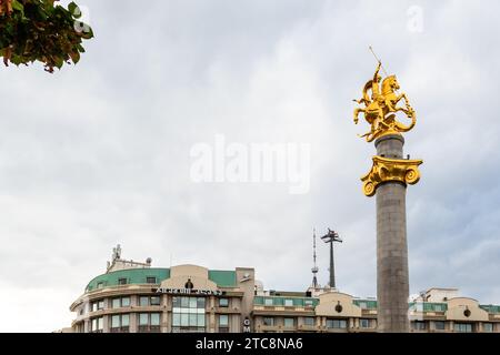 Tiflis, Georgien - 22. September 2023: goldene Statue St. Georg tötet Drachen auf dem Freiheitsdenkmal auf dem Freiheitsplatz im Zentrum von Tiflis Stadt o Stockfoto