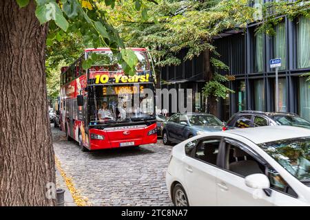 Tiflis, Georgien - 22. September 2023: Roter Doppeldeckerbus auf der Straße Kote Afkhazi im Zentrum von Tiflis am Herbsttag Stockfoto