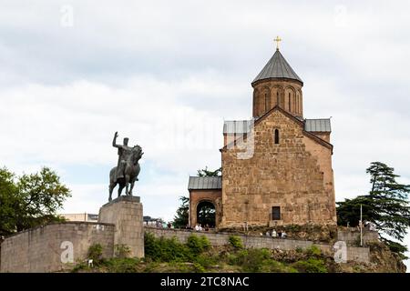 Tbilisi, Georgien - 22. September 2023: Blick auf die Jungfrau Maria Himmelfahrt Kirche von Metekhi und Reiterstatue von König Vakhtang Gorgasali in Tiflis ci Stockfoto