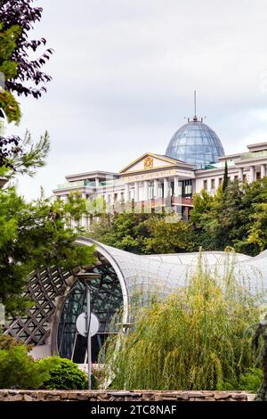 Tiflis, Georgien - 22. September 2023: Blick auf den Glaskonzertsaal und den Palast der Staatszeremonien vom Rike Park in Tiflis Stadt am bewölkten Herbsttag Stockfoto