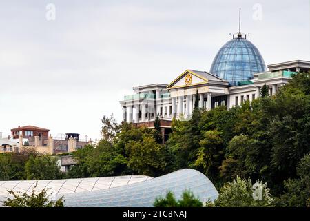 Tiflis, Georgien - 22. September 2023: Blick auf den Palast der Staatszeremonien vom Rike Park in Tiflis Stadt an bewölktem Herbsttag Stockfoto