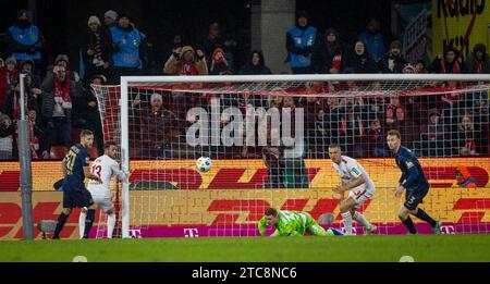 Köln, Deutschland. Dezember 2023. Jan Thielmann (Köln) trifft nur den Pfosten gegen Torwart Daniel Batz (Mainz). Silvan Widmer (Mainz), Mark Uth (Köl Stockfoto