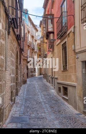 Alte enge Gassen des historischen Toledo, Spanien, das zum UNESCO-Weltkulturerbe gehört Stockfoto