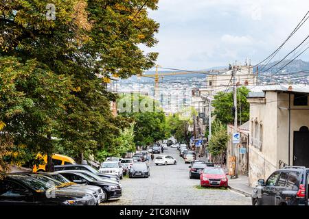 Tiflis, Georgien - 23. September 2023: Alexander Chavchavadse Straße im Stadtteil Mtatsminda der Stadt Tiflis am bewölkten Herbsttag Stockfoto