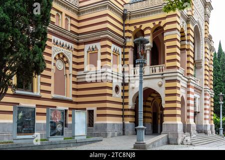 Tiflis, Georgien - 23. September 2023: Das Gebäude des Staatlichen Opern- und Balletttheaters Tiflis wurde nach Zakaria Paliaschwili in der Shota Rustaveli Avenue benannt Stockfoto