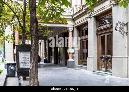 Tiflis, Georgien - 23. September 2023: Das staatliche georgische Akademietheater wurde nach Shota Rustaveli benannt und befindet sich im Herbst auf der Straße Shota Rustaveli in Tiflis Stockfoto