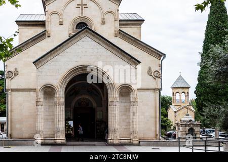 Tiflis, Georgien - 23. September 2023: Portal der Kaschveti-Kirche St. Georg Georgisch-Orthodoxe Kirche auf der Rustaveli-Allee in Tiflis Stadt auf Autu Stockfoto