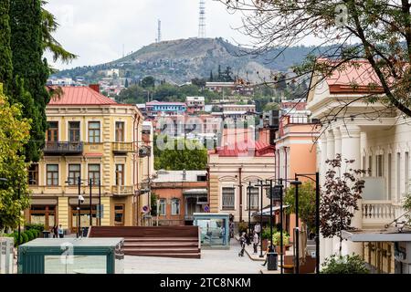 Tiflis, Georgien - 23. September 2023: Blick auf den Platz in der Pchovi-Straße in Tiflis Stadt am bewölkten Herbsttag Stockfoto