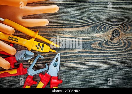 Zusammensetzung isolierender Elektrowerkzeuge auf Holzplatten Stockfoto