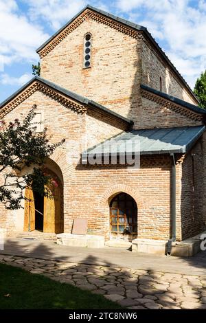 Bodbe, Georgien - 24. September 2023: Portal zur alten Kirche St. Georg mit dem Grab des Heiligen Nino im Bodbe Kloster in der Region Kakheti in Georgien auf der sonnigen A Stockfoto