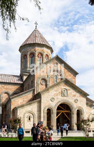 Bodbe, Georgien - 24. September 2023: Blick auf die neue St. Nino Kirche im Bodbe Kloster in der Region Kakheti in Georgien am sonnigen Herbsttag Stockfoto