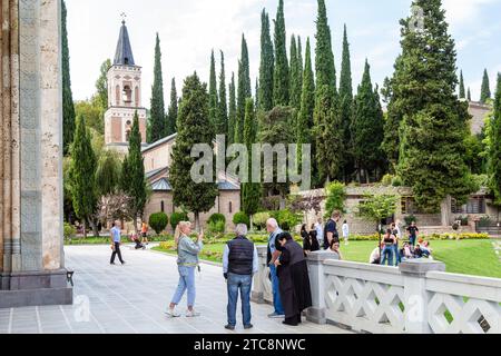 Bodbe, Georgien - 24. September 2023: Besucher des Klosters Bodbe in der Region Kakheti in Georgien am sonnigen Herbsttag Stockfoto