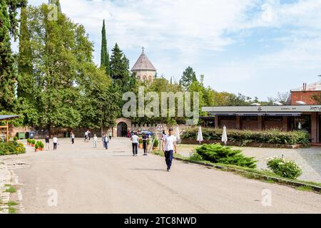 Bodbe, Georgien - 24. September 2023: Parkplatz vor dem Kloster Bodbe in der Region Kakheti in Georgien am sonnigen Herbsttag Stockfoto