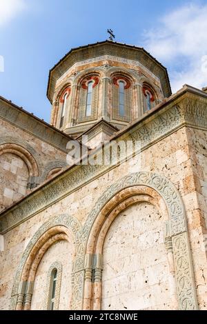 Bodbe, Georgien - 24. September 2023: Unteransicht der Mauer und des Turms der neuen St. Nino Kirche im Bodbe Kloster in der Region Kakheti in Georgien bei sonnigem Autu Stockfoto