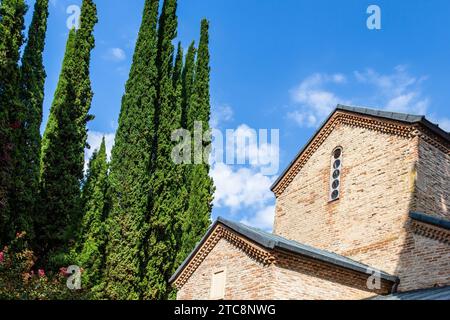 Bodbe, Georgien - 24. September 2023: Alte Kirche St. Georg mit dem Grab des Heiligen Nino und grünen Zypressen im Bodbe Kloster in der Region Kakheti in Geor Stockfoto