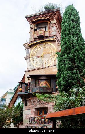 Tiflis, Georgien - 25. September 2023: Uhrenturm des staatlichen Puppentheaters Tiflis, benannt nach Rezo Gabriadze in der Ioane Shavteli Straße im alten Tiflis Stockfoto