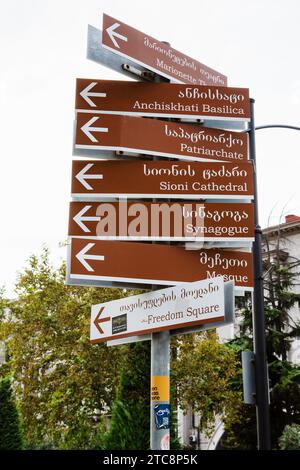 Tiflis, Georgien - 25. September 2023: Straßenschilder zu den Wahrzeichen in der Altstadt von Tiflis am bewölkten Herbsttag Stockfoto