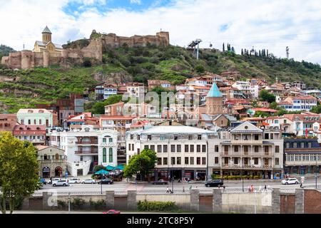 Tiflis, Georgien - 26. September 2023: Blick auf Zviad Gamsakhurdia, das rechte Ufer des Flusses Kura und die Festung Narikala vom Aussichtspunkt Metekhi in Tbili Stockfoto